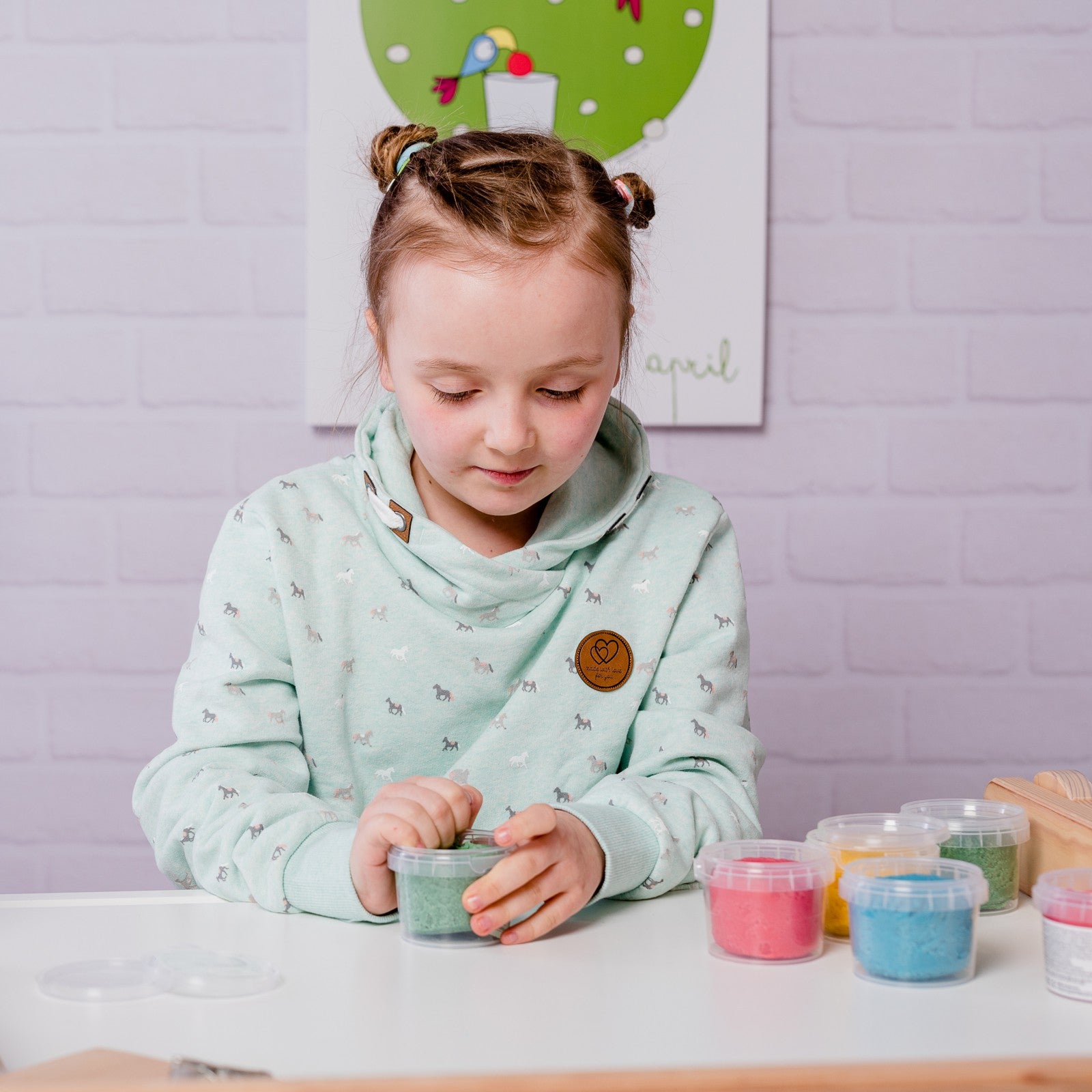 Plastelina med naturlige og økologiske ingredienser
 - «Yuki» 4 farger