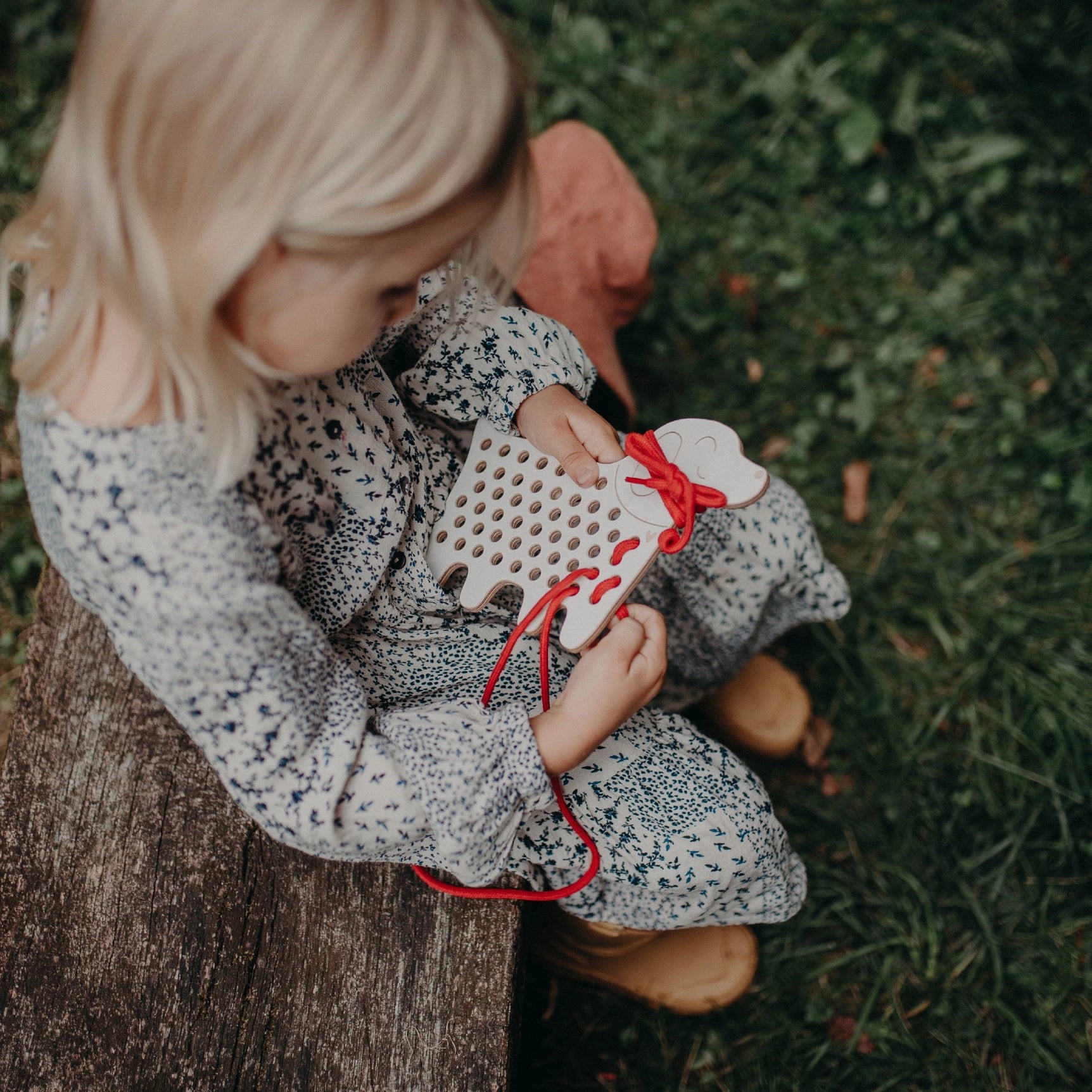 Montessori snøreleke - hunden Charlie