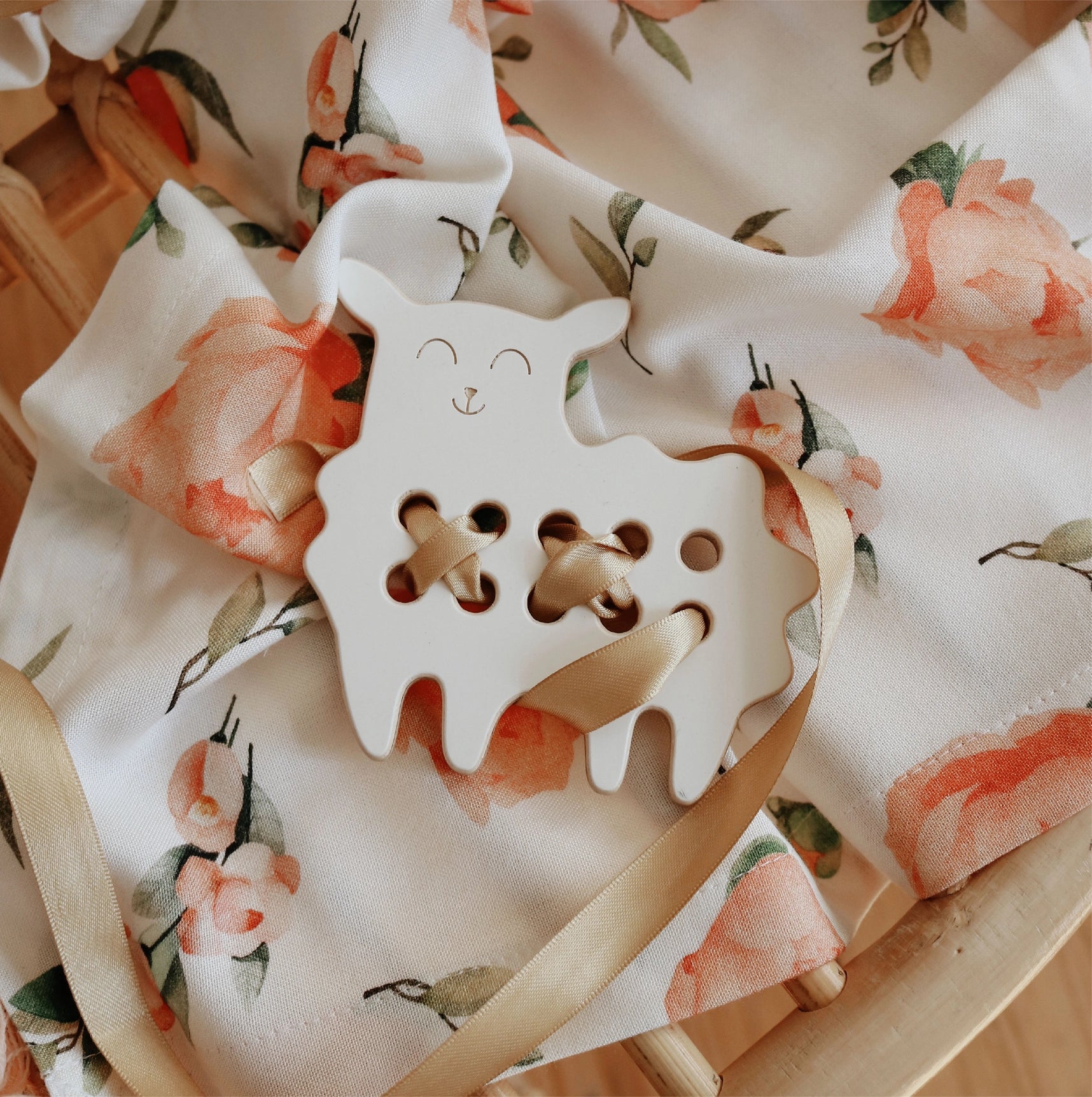 Montessori snøreleke - lille lam