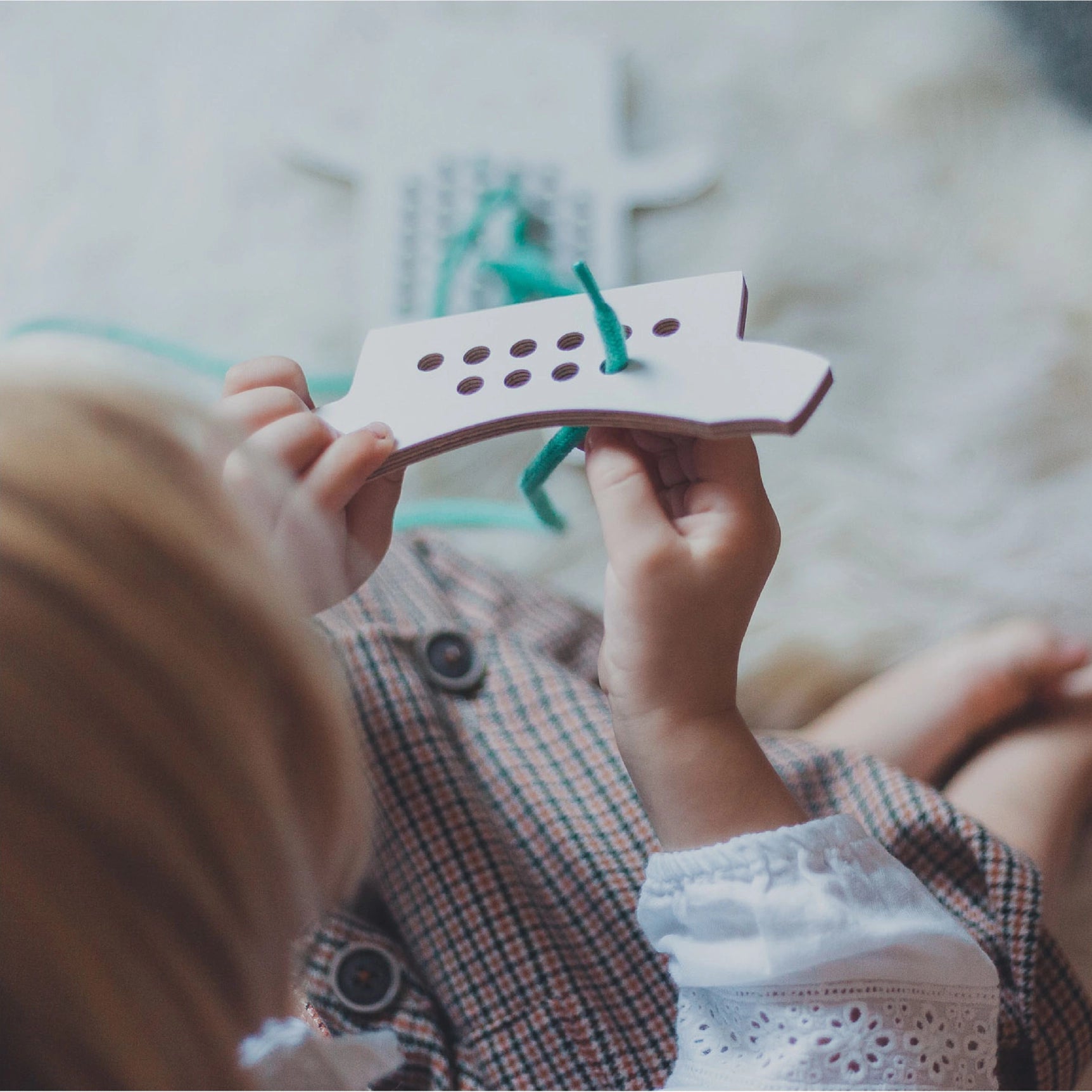 Montessori snøreleke -  Herr Teddybjørn med klær