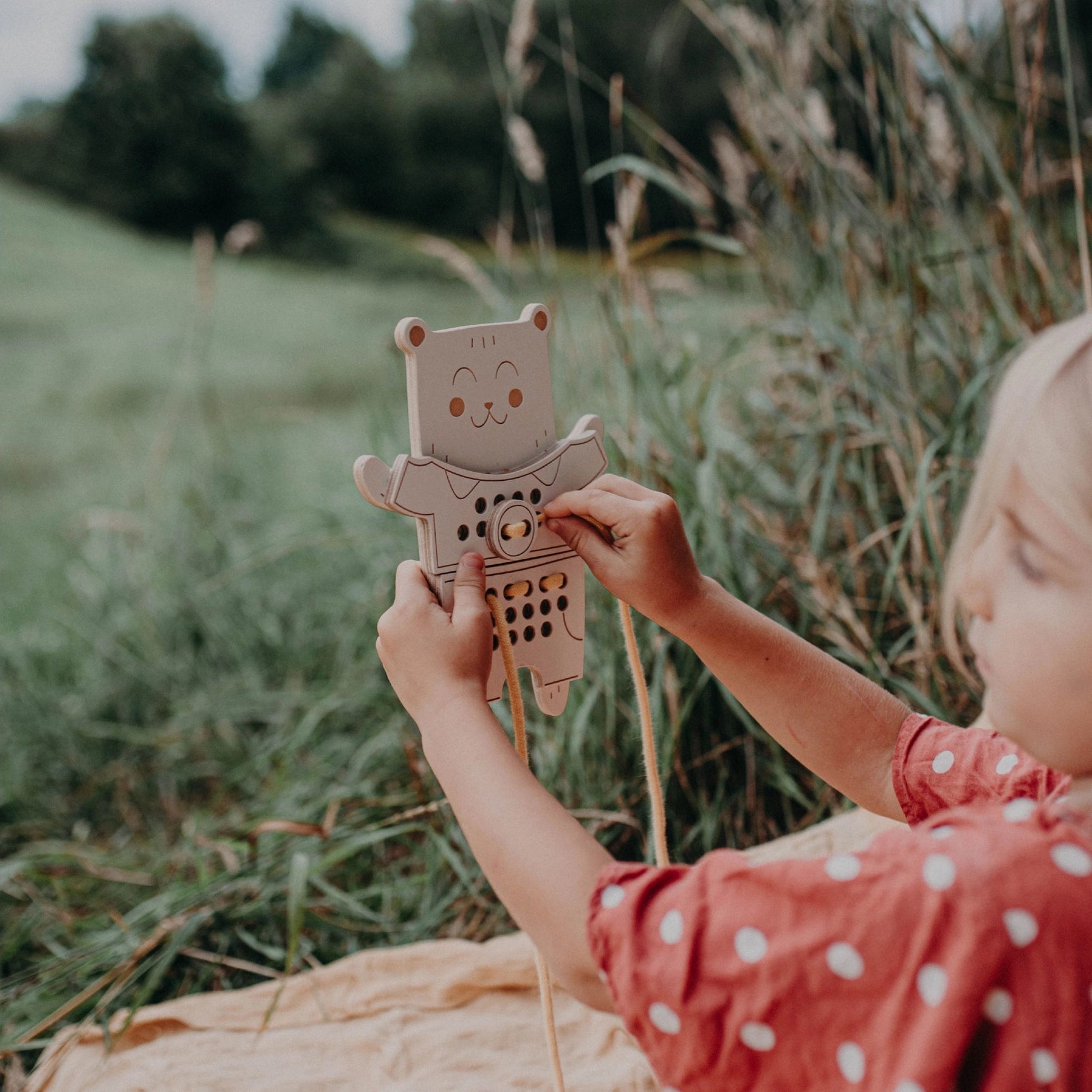 Montessori snøreleke -  Herr Teddybjørn med klær
