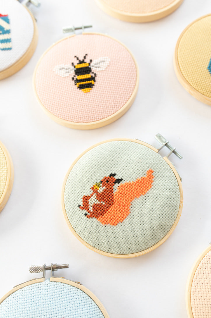 Mini-korsstingsett med ekorn