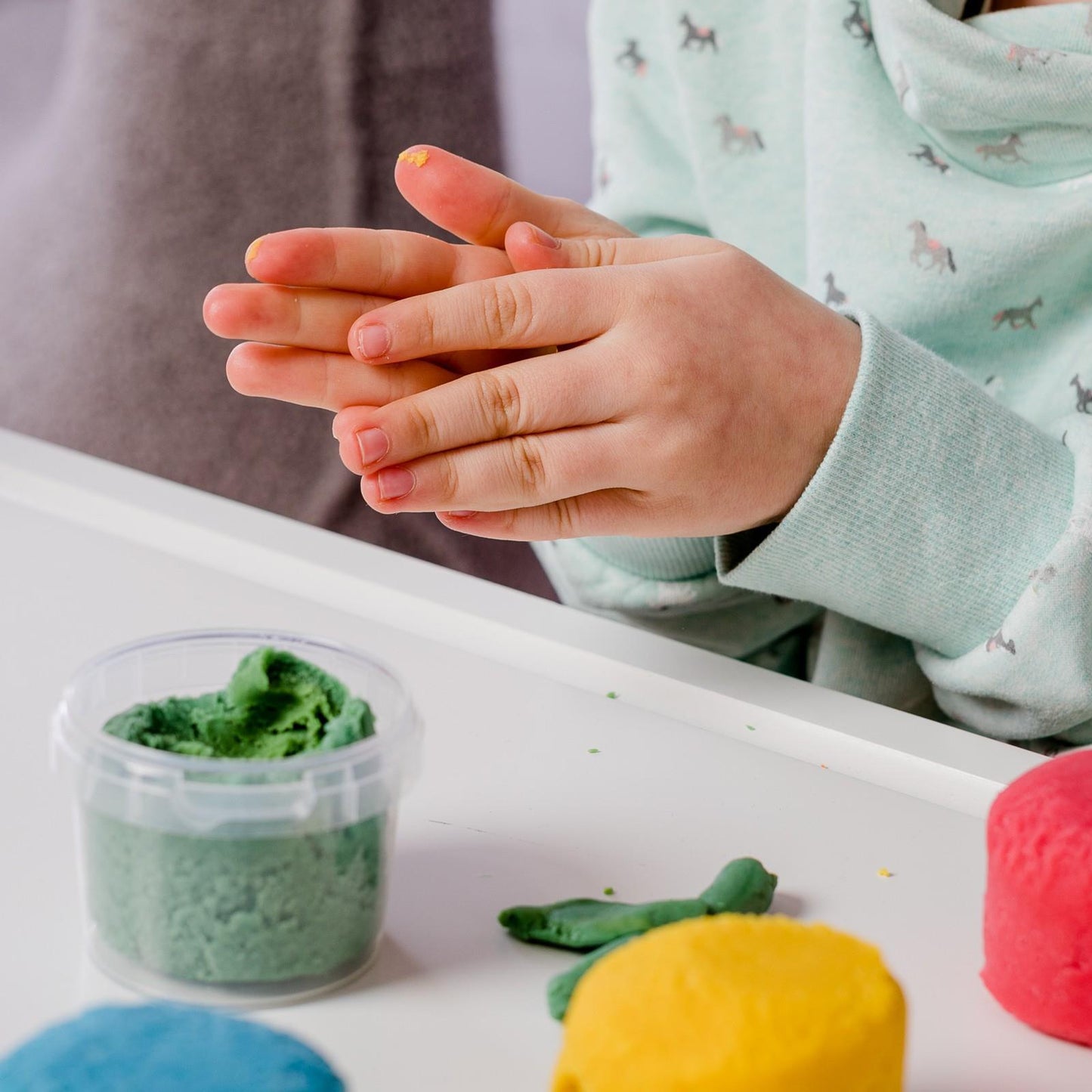 Plastelina med naturlige og økologiske ingredienser
 - «Yuki» 4 farger