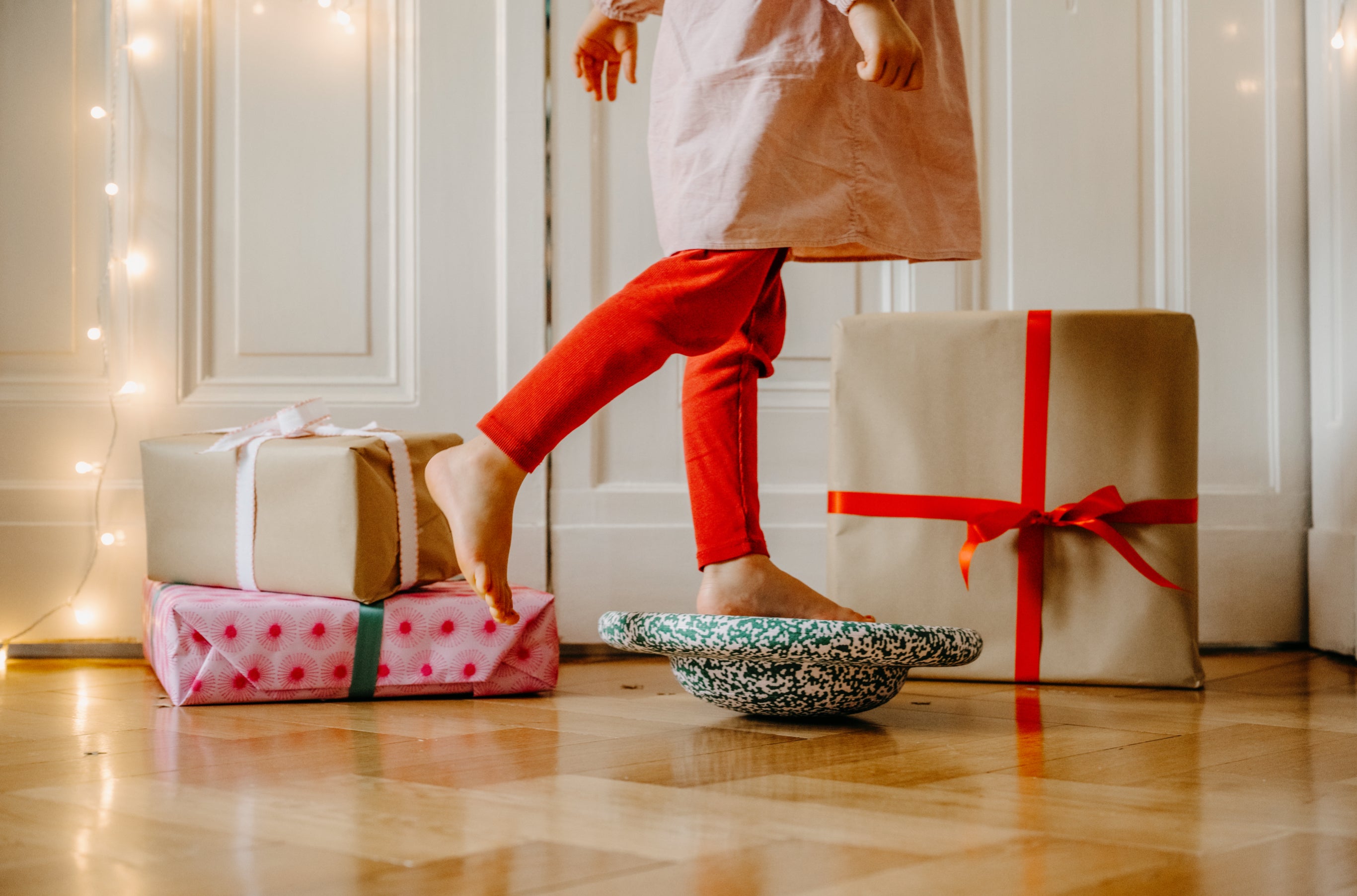 KOMMER SNART - Stapelstein balansebrett dark green & blush - Holiday 25